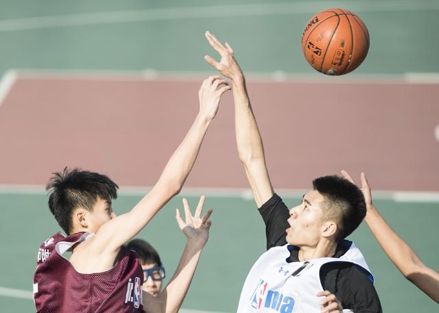 说着，她轻轻一笑，解释道：说实话，我以前也没有做过拍卖师，更重要的是这次来参加拍卖会的，基本上都是见多识广、富可敌国的大富豪，我担心自己发挥不好，让他们看了笑话。